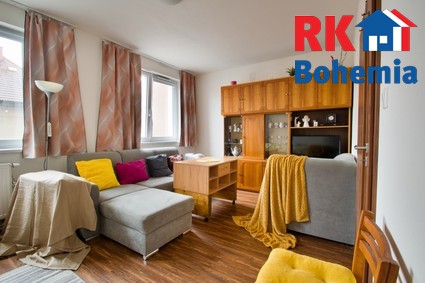 Prodej bytu 1+kk v Českém Brodě, v těsné blízkosti centra města - obývací pokoj s kuchyňským koutem