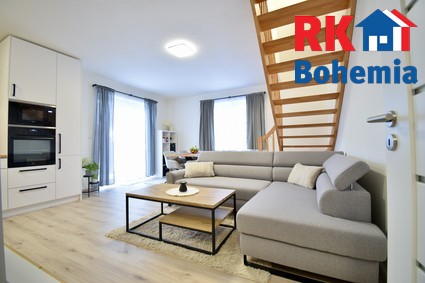 Prodej bytu 3+kk o rozloze 72 m², zahrada 244 m²  a 2 parkovací místa - Obývací pokoj